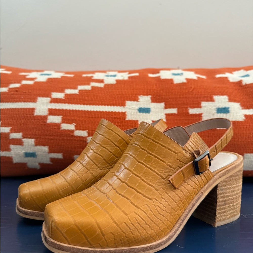 Intentionally Blank Women’s Tan Croc-Embossed Leather Square Toe Heels Size 8